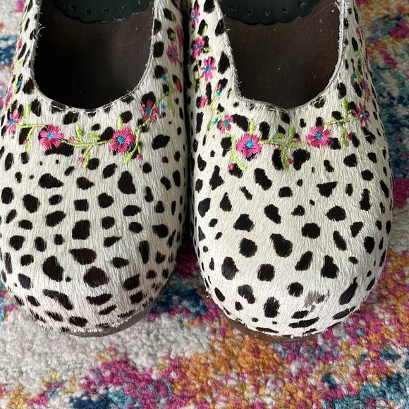 Hanna Andersson dotted calf hair embroidered clogs - Picture 2 of 11